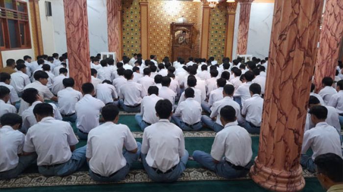 Berduka Siswinya Meninggal, Warga SMAN 2 Batu Gelar Salat Gaib Berduka Siswinya Meninggal, Warga SMAN 2 Batu Gelar Salat Gaib