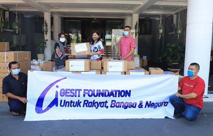 ​Berikan Bantuan 30 Ventilator dan 10 Ton Beras, Pimpinan Gesit Foundation Bikin Kaget Risma