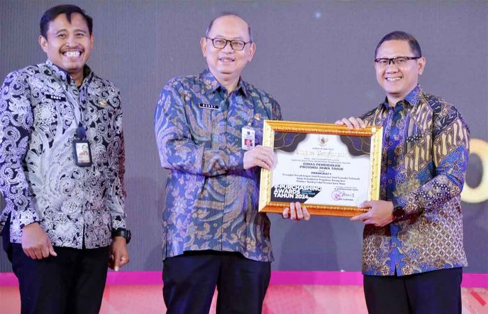 Di E-Purchasing Award 2024, Pj Sekdaprov Jatim Serahkan 30 Piagam Penghargaan Di E-Purchasing Award 2024, Pj Sekdaprov Jatim Serahkan 30 Piagam Penghargaan