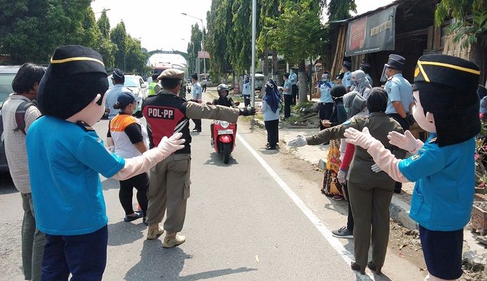 Peduli Covid-19, Kantor Imigrasi Kelas III Ponorogo Bagikan Masker Hingga Sembako Peduli Covid-19, Kantor Imigrasi Kelas III Ponorogo Bagikan Masker Hingga Sembako