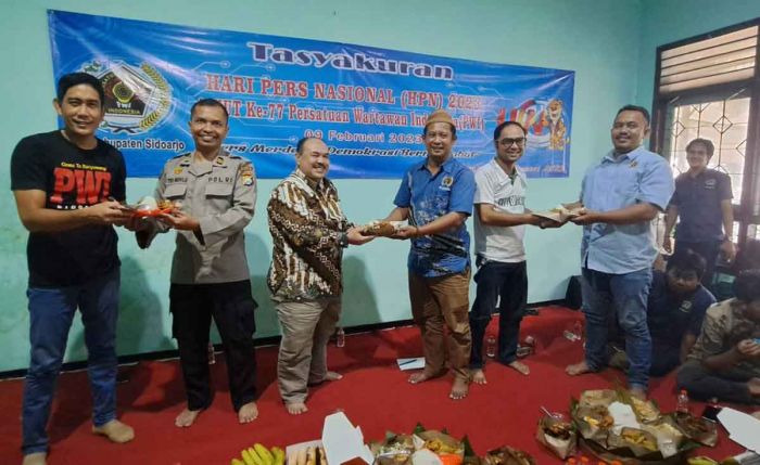 Peringati HPN 2023, PWI Sidoarjo Gelar Tasyakuran dan Santuni Tukang Becak Peringati HPN 2023, PWI Sidoarjo Gelar Tasyakuran dan Santuni Tukang Becak