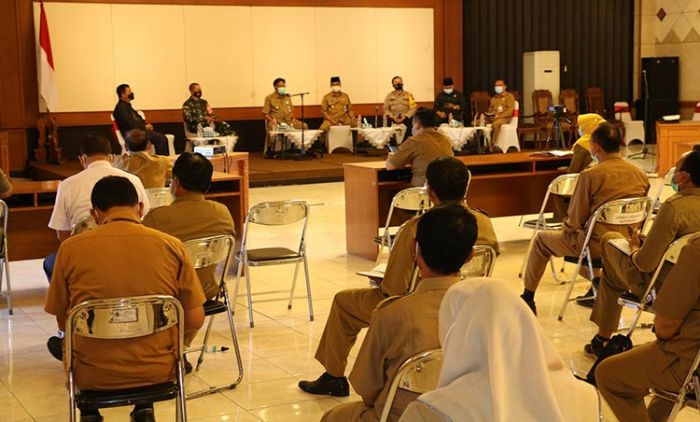 Cegah Sebaran Covid-19, Bupati Sambari Bagikan Masker dan Hand Sanitizer Cegah Sebaran Covid-19, Bupati Sambari Bagikan Masker dan Hand Sanitizer