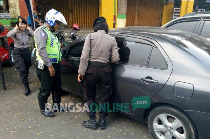 Kaca Mobil Dipecah Saat Beli Pisang, Uang Proyek Desa Keras Jombang Rp 40 Juta Digondol Bandit Kaca Mobil Dipecah Saat Beli Pisang, Uang Proyek Desa Keras Jombang Rp 40 Juta Digondol Bandit
