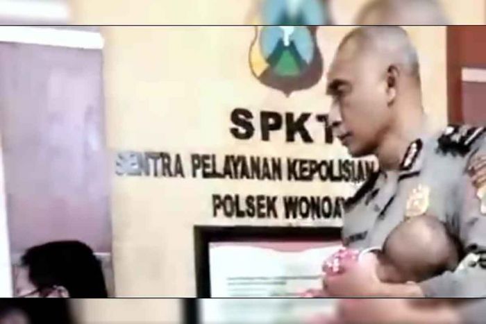 Ditinggal Ibunya Visum di Rumah Sakit, Bayi Korban KDRT Dirawat Personel Polsek Wonoayu Ditinggal Ibunya Visum di Rumah Sakit, Bayi Korban KDRT Dirawat Personel Polsek Wonoayu