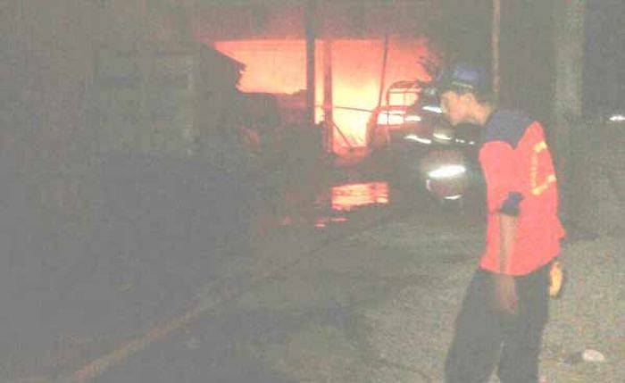 Sebuah Gudang di Kediri Terbakar, Tiga Mobil Ludes