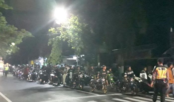 Puluhan Pembalap Liar Dorong Motor Berjamaah Setelah Terciduk Razia Puluhan Pembalap Liar Dorong Motor Berjamaah Setelah Terciduk Razia