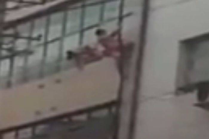 Kepergok, Peselingkuh Kabur Telanjang