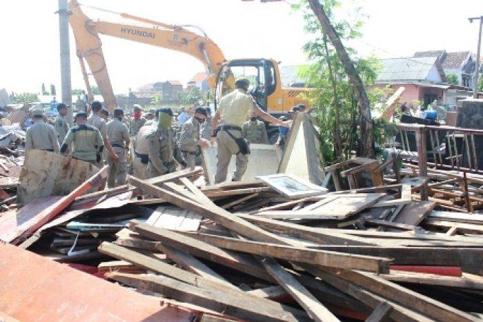 Tempati Lahan Pemkot, 11 Bangli di Kenjeran Dibongkar Tempati Lahan Pemkot, 11 Bangli di Kenjeran Dibongkar