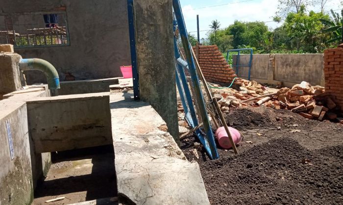 Tak Pasang Papan Nama, Warga Curiga dengan Proyek Rehab Sumur Bor di Lenteng dan Saronggi Tak Pasang Papan Nama, Warga Curiga dengan Proyek Rehab Sumur Bor di Lenteng dan Saronggi