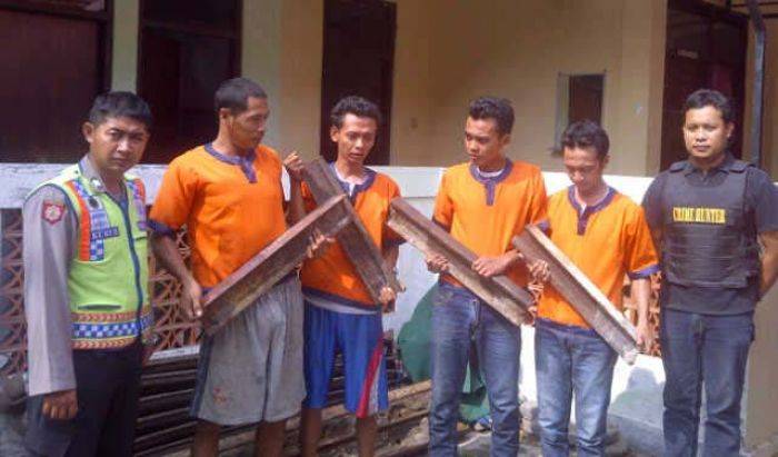 Kawanan Pencuri Rel KA di Gresik Dibekuk Kawanan Pencuri Rel KA di Gresik Dibekuk