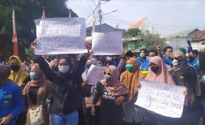 Mahasiswa Jombang Turun Jalan, Tolak Omnibus Law Mahasiswa Jombang Turun Jalan, Tolak Omnibus Law