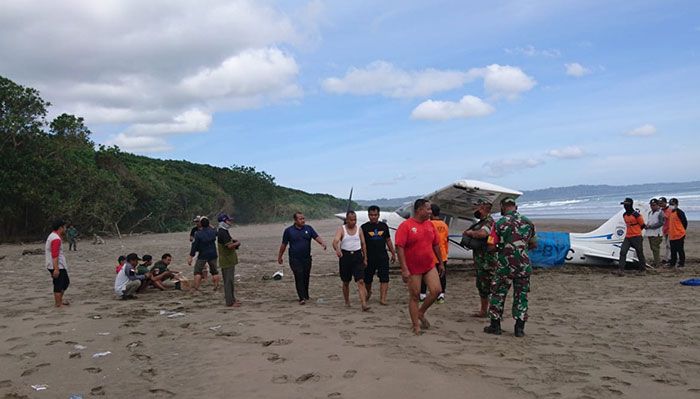 Pesawat Latih Cessna Mendarat Darurat di Sekitar Pantai Ngagelan Banyuwangi Pesawat Latih Cessna Mendarat Darurat di Sekitar Pantai Ngagelan Banyuwangi