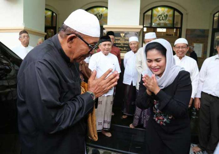 Usai Sholat Subuh, Puti Guntur Bertemu Mantan Gubernur Imam Utomo Usai Sholat Subuh, Puti Guntur Bertemu Mantan Gubernur Imam Utomo