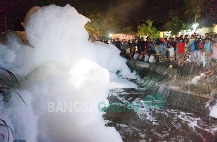 Sungai di Jombang Mendadak Dipenuhi Busa Setinggi 5 Meter dan Sepanjang 100 Meter Sungai di Jombang Mendadak Dipenuhi Busa Setinggi 5 Meter dan Sepanjang 100 Meter