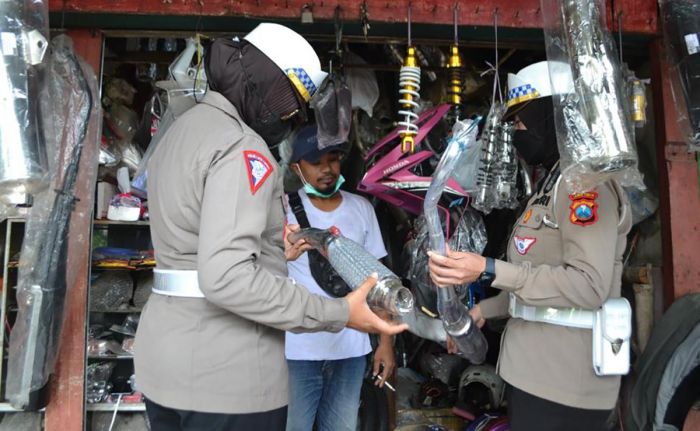 Satlantas Polresta Sidoarjo Blusukan ke Pasar Loak, Imbau Pedagang Tak Jual Knalpot Brong Satlantas Polresta Sidoarjo Blusukan ke Pasar Loak, Imbau Pedagang Tak Jual Knalpot Brong