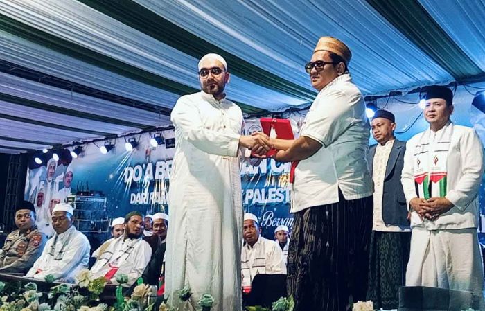 Bersama Gapura dan Owner Bawang Mas Group, Ribuan Masyarakat di Pamekasan Doakan Palestina Bersama Gapura dan Owner Bawang Mas Group, Ribuan Masyarakat di Pamekasan Doakan Palestina