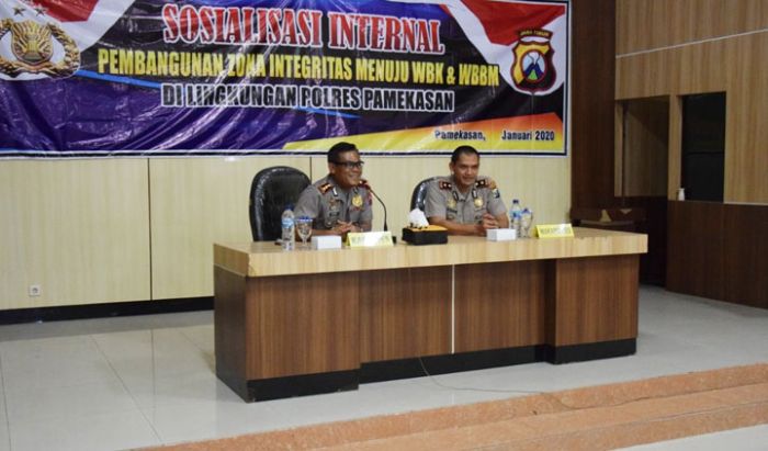Polres Pamekasan Gelar Sosialisasi Internal Pembangunan Zona Integritas Menuju WBK dan WBBM Polres Pamekasan Gelar Sosialisasi Internal Pembangunan Zona Integritas Menuju WBK dan WBBM