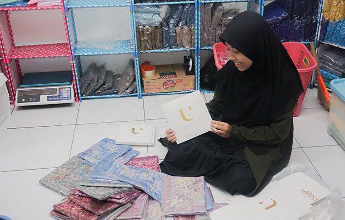 Usaha Hijab Mahasiswi Unair dari Kediri ini Tembus Luar Pulau Usaha Hijab Mahasiswi Unair dari Kediri ini Tembus Luar Pulau