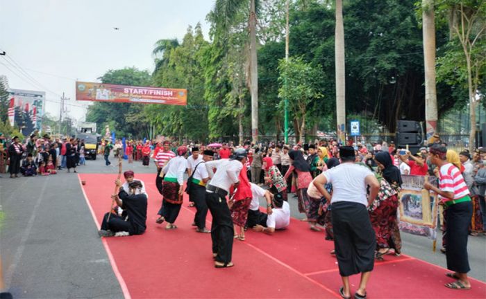 Tampilkan Kearifan Lokal, Puluhan Ribu Warga Bangkalan Antusias Saksikan Kirab Budaya Tampilkan Kearifan Lokal, Puluhan Ribu Warga Bangkalan Antusias Saksikan Kirab Budaya