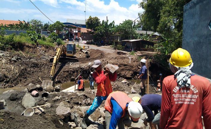 Perbaikan Infrastruktur Akibat Banjir di Pasuruan Mulai Dilakukan Perbaikan Infrastruktur Akibat Banjir di Pasuruan Mulai Dilakukan