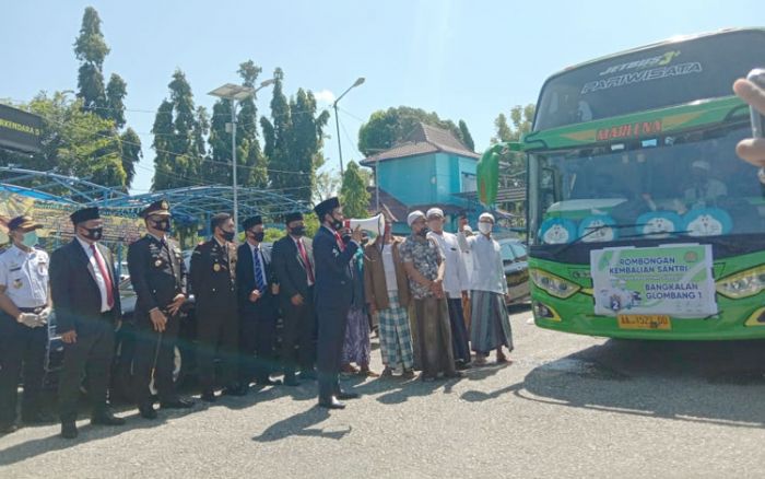 Bupati Bangkalan Berangkatkan 1.400 Santri ke Pondok Pesantren Secara Bertahap Bupati Bangkalan Berangkatkan 1.400 Santri ke Pondok Pesantren Secara Bertahap