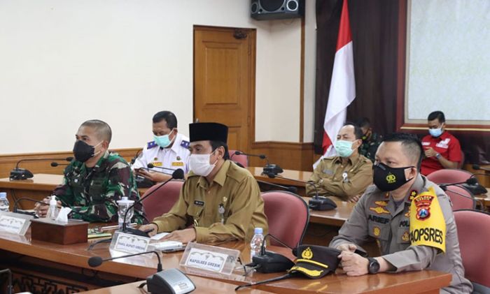 Hari Pertama PPKM, Forkopimda Gresik Rakor Bareng Gubernur Jatim via Zoom Meeting Hari Pertama PPKM, Forkopimda Gresik Rakor Bareng Gubernur Jatim via Zoom Meeting