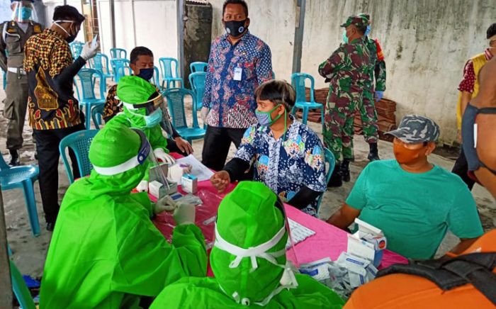 Cegah Penyebaran Covid-19, Ratusan Pedagang Ikan Lamongan Ikuti Rapid Test