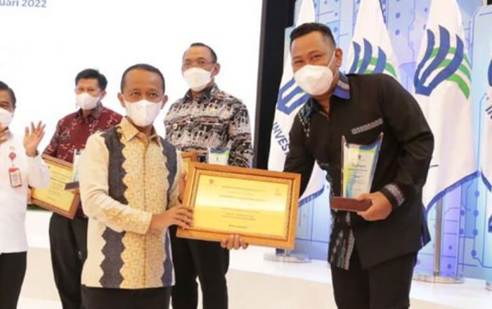 Target Investasi 2021 Tercapai, Bupati Gresik Terima Penghargaan dari Menteri Investasi/BKPM Target Investasi 2021 Tercapai, Bupati Gresik Terima Penghargaan dari Menteri Investasi/BKPM