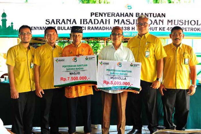 Petrokimia Gresik Serahkan Bantuan Rp 450 Juta untuk Masjid dan Musala Petrokimia Gresik Serahkan Bantuan Rp 450 Juta untuk Masjid dan Musala