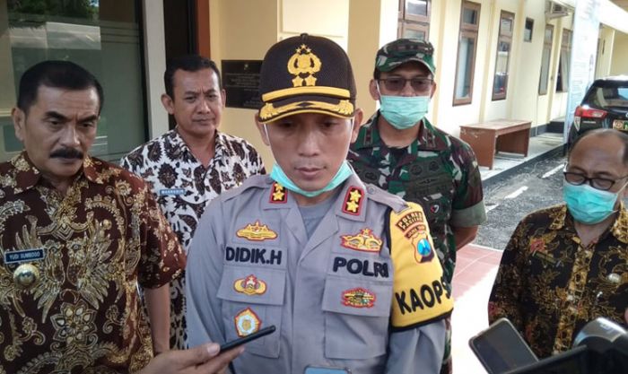 TNI-Polri Gelar Gerakan Penyemprotan Disinfektan Serentak Cegah COVID-19