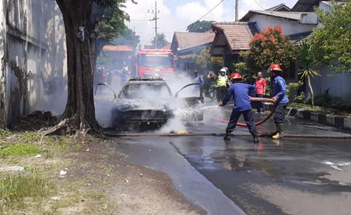 Sedan Samapta Polda Jatim Terbakar, Diduga Korsleting Listrik