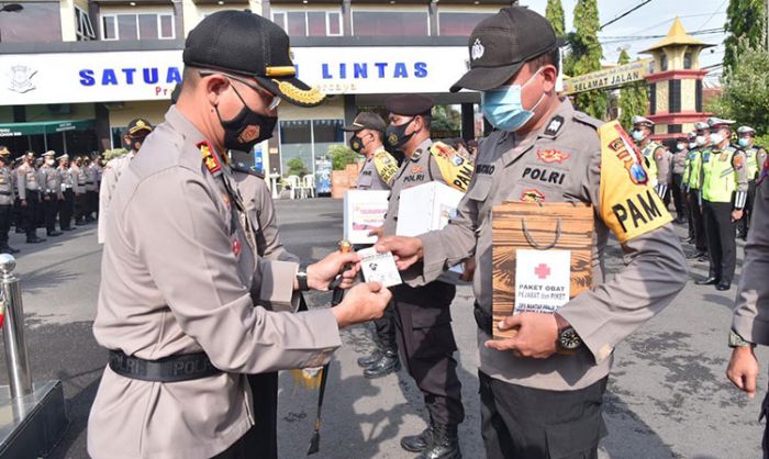 Pilbup Lamongan 2020: PAM TPS Dibekali Perlengkapan APD dan Paket Vitamin Pilbup Lamongan 2020: PAM TPS Dibekali Perlengkapan APD dan Paket Vitamin