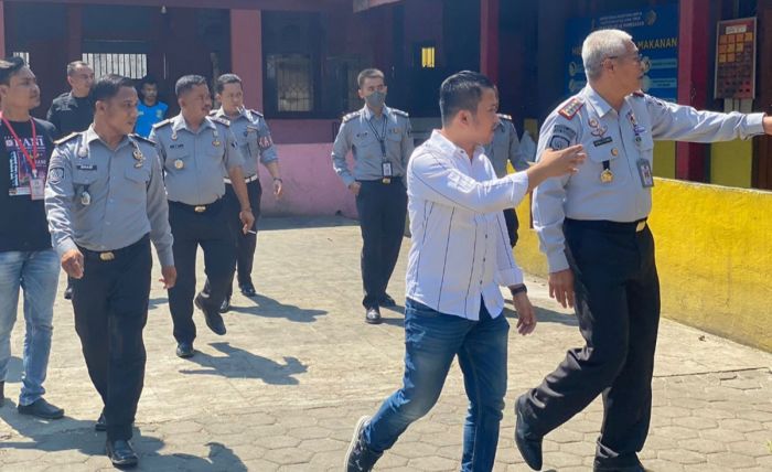 Anggota DPR RI Sidak Lapas Pamekasan, Tindak Lanjuti Dugaan Mamin Tak Layak Konsumsi untuk Napi Anggota DPR RI Sidak Lapas Pamekasan, Tindak Lanjuti Dugaan Mamin Tak Layak Konsumsi untuk Napi