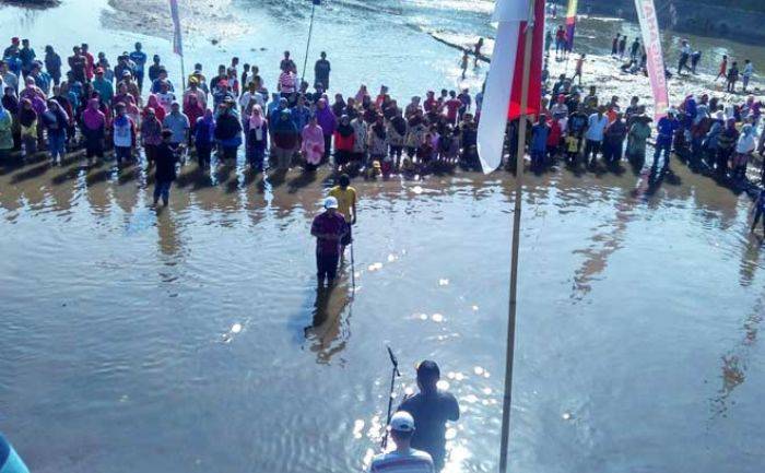 Ratusan Warga Rogotrunan Lumajang Gelar Upacara di tengah Kali Asem Ratusan Warga Rogotrunan Lumajang Gelar Upacara di tengah Kali Asem