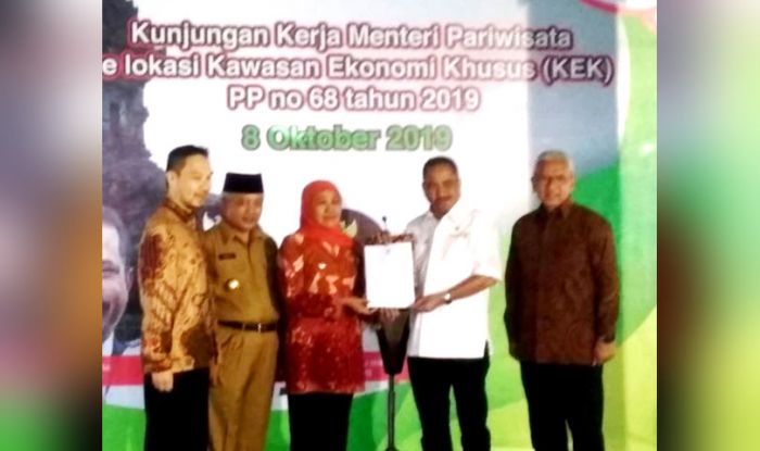 Gubernur Jatim Terima PP KEK, agar Segera Kembangkan Ekonomi Digital Gubernur Jatim Terima PP KEK, agar Segera Kembangkan Ekonomi Digital