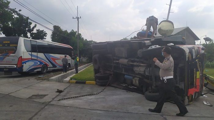 Mau Masuk Pabrik, Sebuah Truk Terguling Dihantam Bus Sumber Selamat di Jombang Mau Masuk Pabrik, Sebuah Truk Terguling Dihantam Bus Sumber Selamat di Jombang