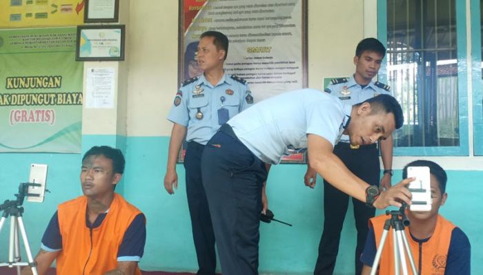 Antisipasi Corona, Jam Besuk Bagi Warga Binaan Lapas Blitar Diganti dengan Fasilitas Video Call Antisipasi Corona, Jam Besuk Bagi Warga Binaan Lapas Blitar Diganti dengan Fasilitas Video Call