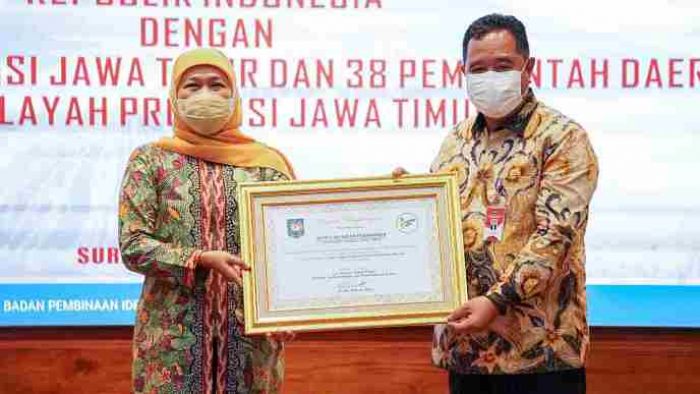 Gubernur Khofifah Raih Penghargaan Gugus Tugas Gerakan Nasional Revolusi Mental dari Kemendagri Gubernur Khofifah Raih Penghargaan Gugus Tugas Gerakan Nasional Revolusi Mental dari Kemendagri