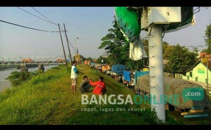 Jembatan Ploso Kerap Jadi Biang Macet, Warga Sebut Pemkab Jombang Letoy Jembatan Ploso Kerap Jadi Biang Macet, Warga Sebut Pemkab Jombang Letoy