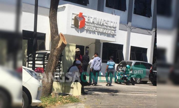 Pertanyakan Hasil Verfak, Pendukung Yasin - Gunawan Kembali Datangi KPU Surabaya Pertanyakan Hasil Verfak, Pendukung Yasin - Gunawan Kembali Datangi KPU Surabaya