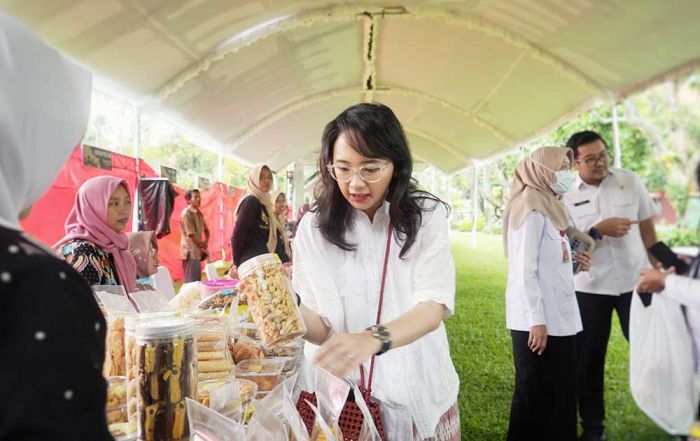 Promosikan UMKM Lokal, Ketua TP PKK Kabupaten Kediri Ajak Masyarakat Meriahkan "Bela-Beli Produk" Promosikan UMKM Lokal, Ketua TP PKK Kabupaten Kediri Ajak Masyarakat Meriahkan "Bela-Beli Produk"