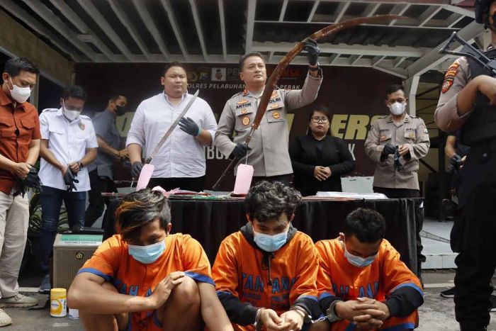 Polres Tanjung Perak Tangkap 7 Anggota Gangster Guk-Guk Polres Tanjung Perak Tangkap 7 Anggota Gangster Guk-Guk
