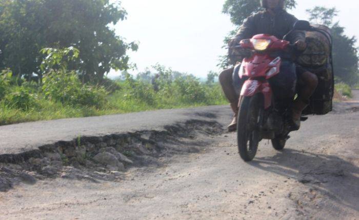 Lama Tak Ada Perawatan, Jalan Poros Desa di Tuban Rusak Parah