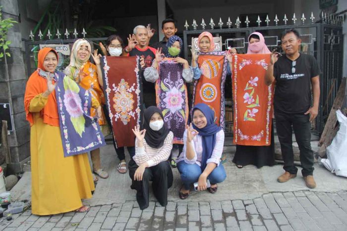 Universitas Ciputra Terapkan Konsep Greenpreneur dalam Pengembangan UMKM Kriya Batik di Sidoarjo Universitas Ciputra Terapkan Konsep Greenpreneur dalam Pengembangan UMKM Kriya Batik di Sidoarjo
