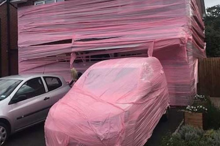 Ditinggal Bulan Madu, Rumah Dibungkus Plastik Pink Ditinggal Bulan Madu, Rumah Dibungkus Plastik Pink