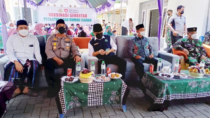 Kapolres Pamekasan Pantau Langsung Vaksinasi Merdeka Serentak di Ponpes Asy Syafi Kapolres Pamekasan Pantau Langsung Vaksinasi Merdeka Serentak di Ponpes Asy Syafi