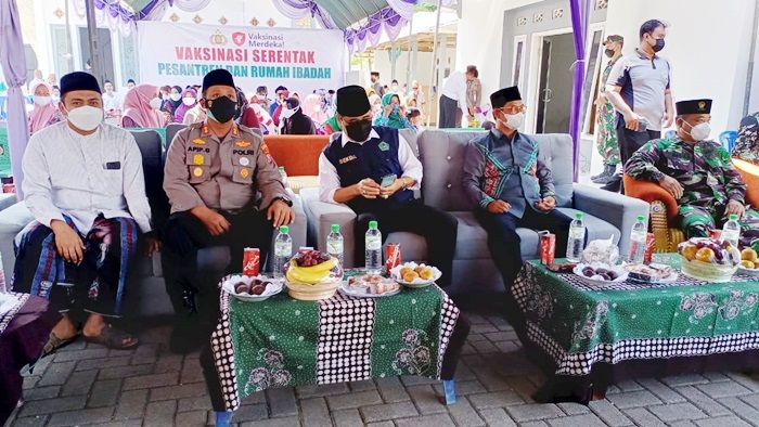 Kapolres Pamekasan Pantau Langsung Vaksinasi Merdeka Serentak di Ponpes Asy Syafi