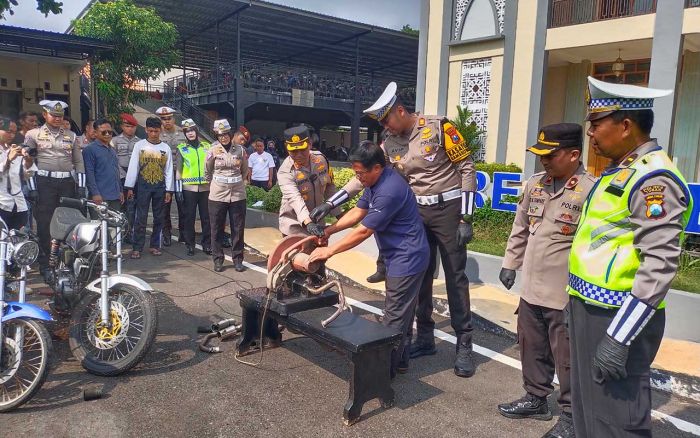 Ratusan Motor Berknalpot Brong Diamankan, Kapolres Tuban Ancam Tindak Tegas Pelaku Balap Liar Ratusan Motor Berknalpot Brong Diamankan, Kapolres Tuban Ancam Tindak Tegas Pelaku Balap Liar