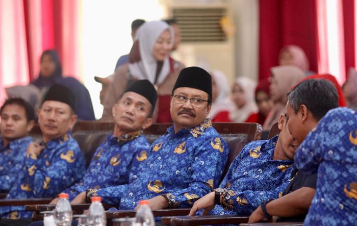 Pemkot Pasuruan Salurkan Bantuan dari DBHCHT, Gus Ipul: Gunakan dengan Bijak Pemkot Pasuruan Salurkan Bantuan dari DBHCHT, Gus Ipul: Gunakan dengan Bijak