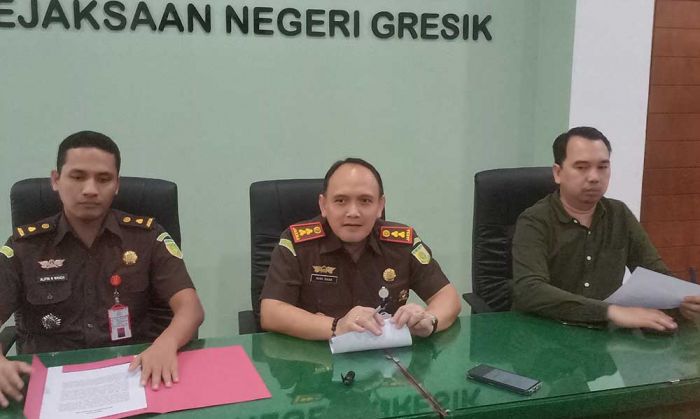 Mantan Kadiskop Gresik Akhirnya Ditahan Mantan Kadiskop Gresik Akhirnya Ditahan